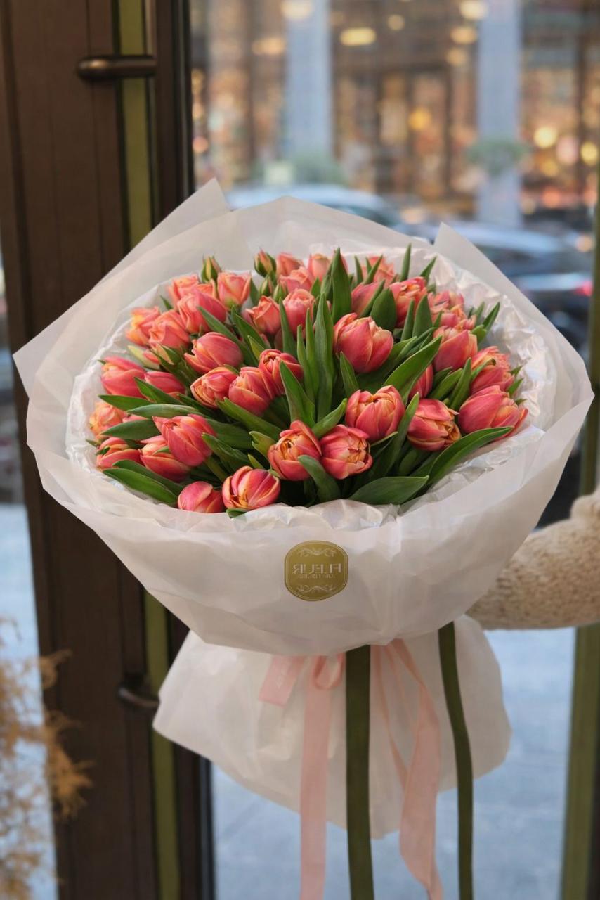 ვარდისფერი ტიტების მრგვალი თაიგული