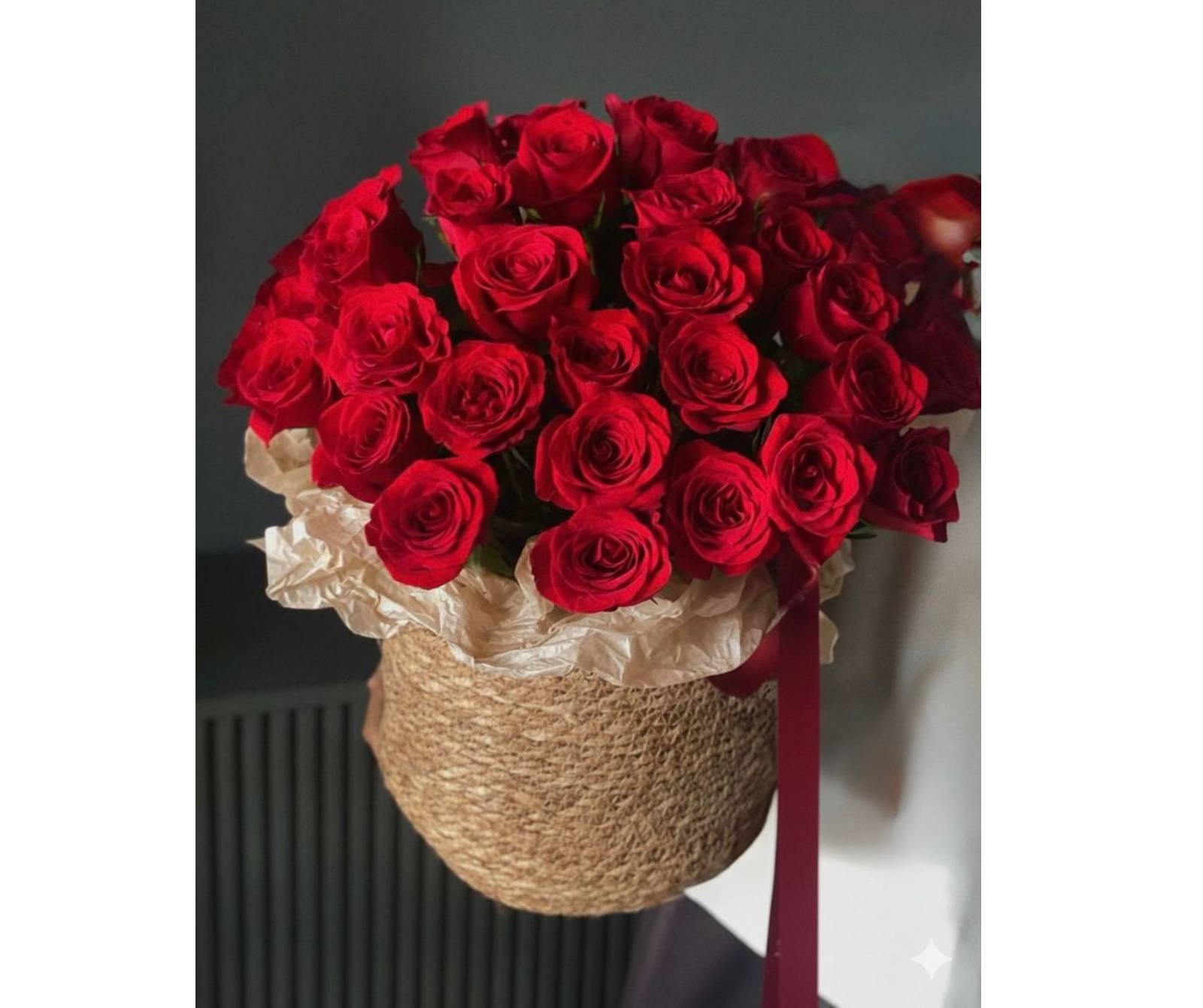 წითელი ვარდების კალათი