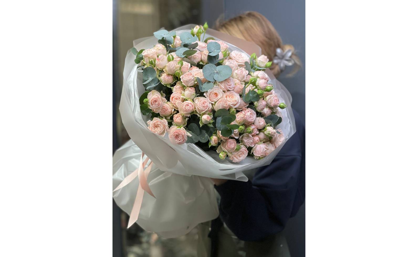 სპრეი ვარდების თაიგული ევკალიპტით