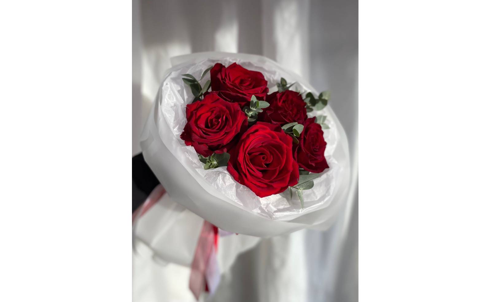 წითელი ვარდების  მსუბუქი შეკვრა