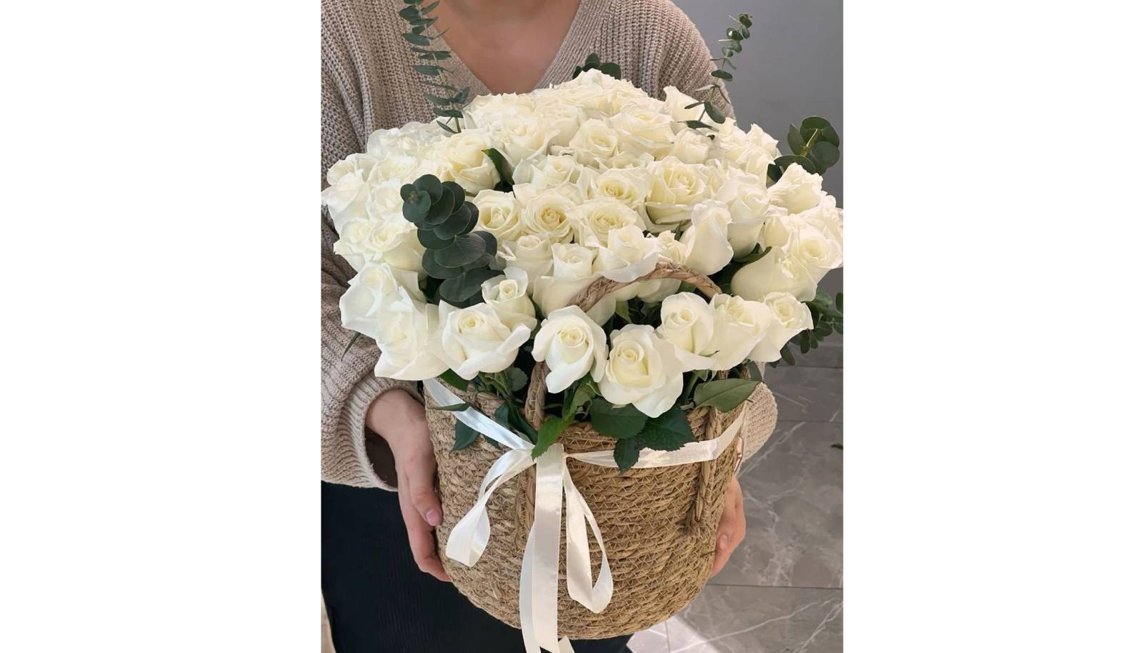 თეთრი ვარდების კალათი